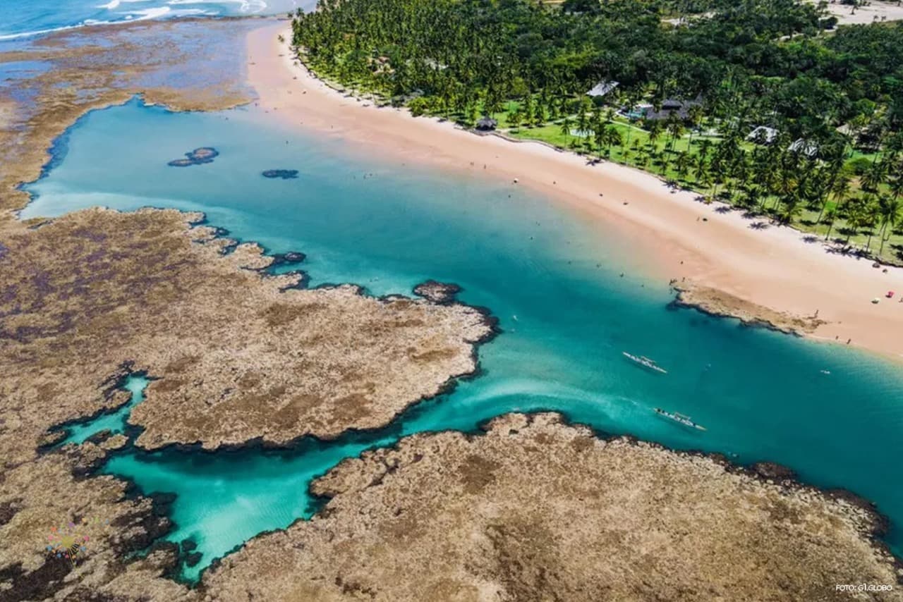 Praia de águas claras na Península de Maraú